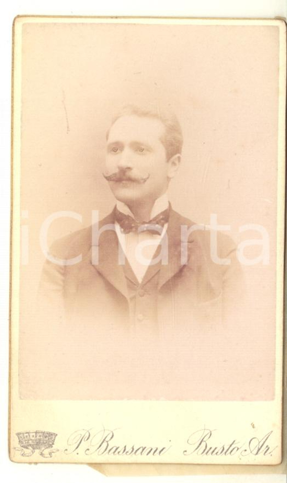 Fotografia d epoca originale 1890 ca BUSTO ARSIZIO Ritratto maschile con papillon  Foto Pompeo BASSANI CDV 1