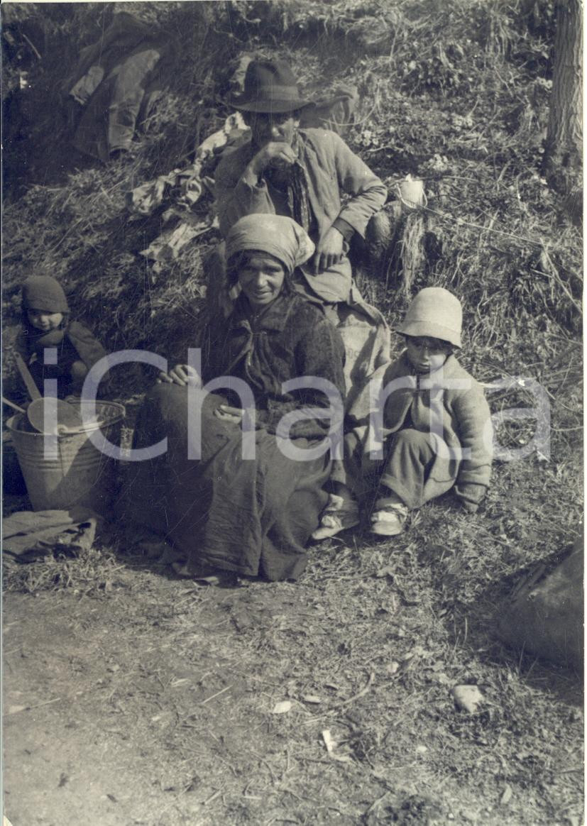 Fotografia d epoca originale 1940 ca AREA COMASCA Ritratto di famiglia contadina  Foto cartolina ARTISTICA 1