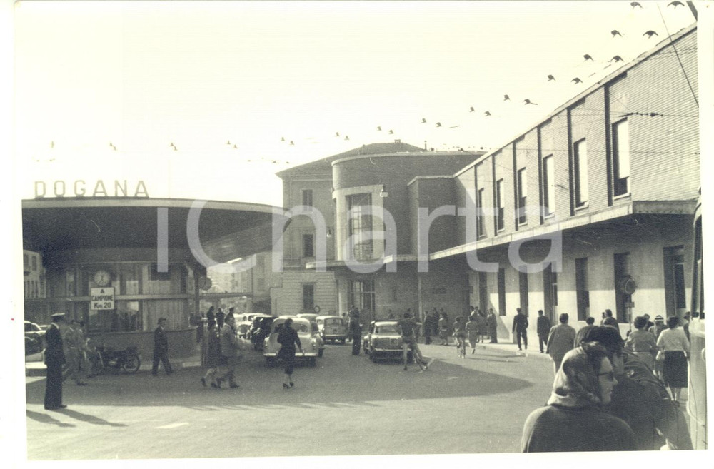 Fotografia d epoca originale 1950 ca CHIASSO CH Veduta della dogana  Foto VINTAGE ANIMATA AUTO 18x12 cm 1