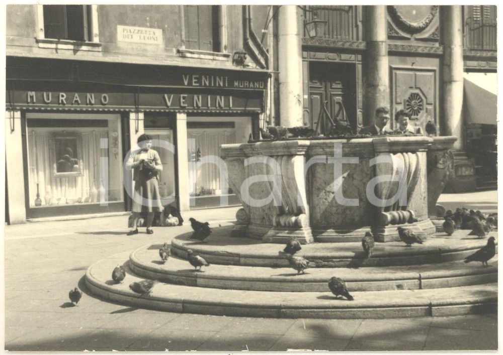 1960 VENEZIA Turisti nella Piazzetta dei Leoni - Foto VINTAGE 15x11 cm