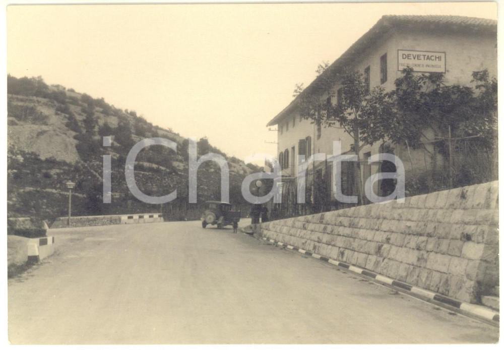 Fotografia d epoca originale 1940 ca DEVETACHI GO Veduta con cascina  Foto ANIMATA con auto  RARA 1