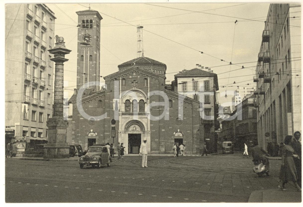 1950 ca MILANO Veduta di Piazza San Babila - Foto ANIMATA vigile e auto 15x10 cm