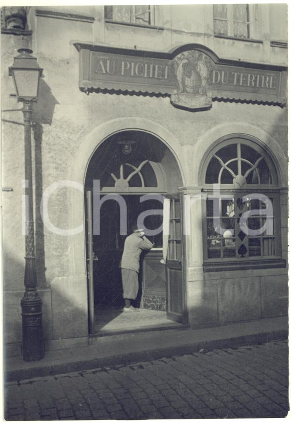 1950 ca PARIS Ristorante "Au Pichet du Tertre" - Uomo al bancone - Foto VINTAGE