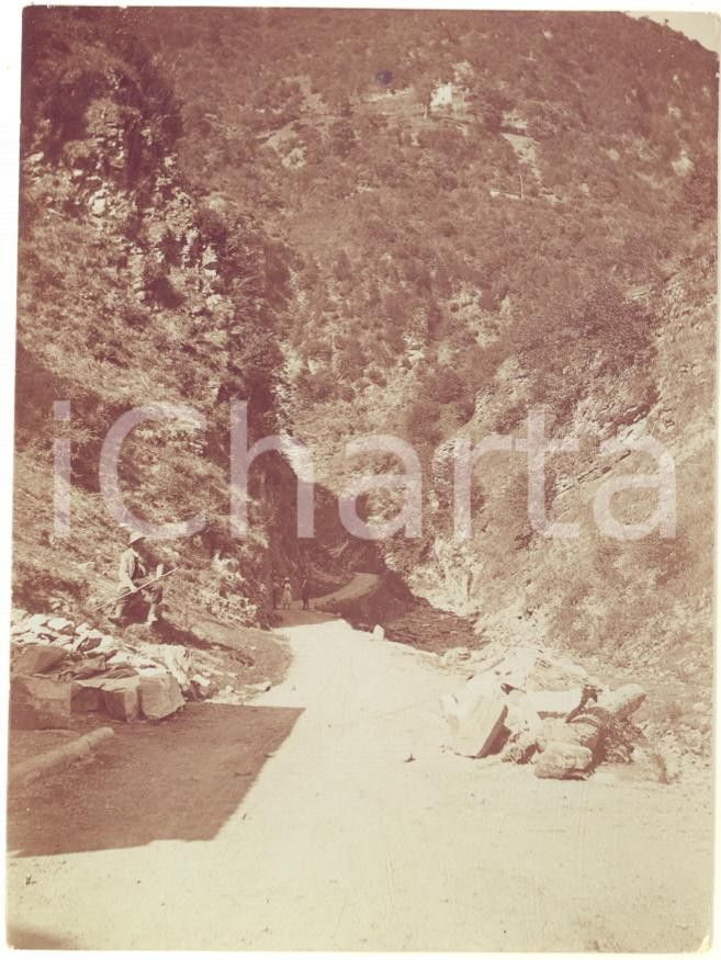 Fotografia d epoca originale 1920 ca Area di COMO  Escursionisti lungo un sentiero  Fotografia VINTAGE 8x11 1