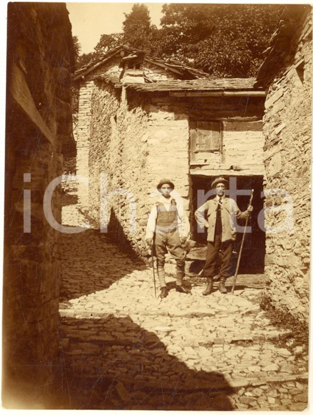 1920 ca Area di COMO Escursionisti in un villaggio - Fotografia VINTAGE 8x11 cm
