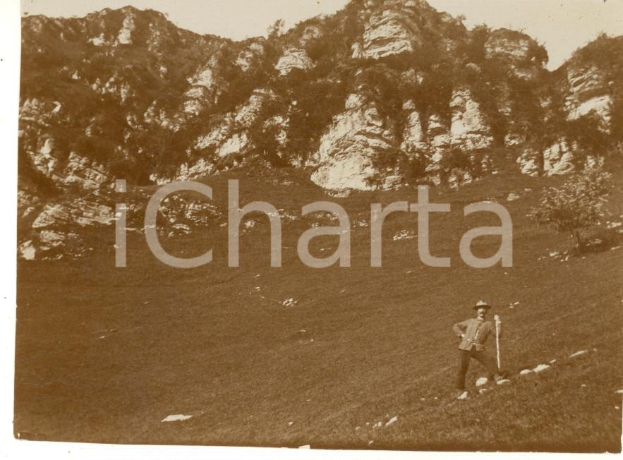 Fotografia d epoca originale 1920 ca Area di COMO  Escursionista sul pendio di un monte  Foto VINTAGE 11x8 1