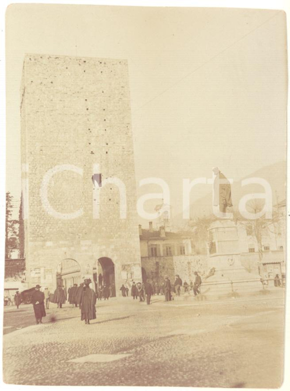 1920 ca COMO Piazza Vittoria - Porta Torre e statua di Garibaldi - Foto 8x11 cm Rara fotografia d'epoca, animata.CONDIZIONI: G FORMATO: 8x11 cm      originale e autentica 1