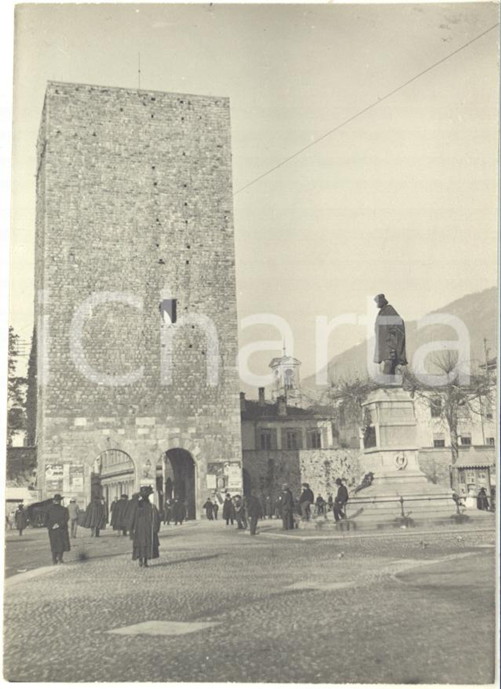1920 ca COMO Piazza Vittoria - Porta Torre e statua di Garibaldi - Foto 8x11