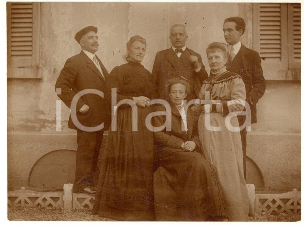 Pasqua 1911 VIGGIU' (VA) Ritratto di famiglia in cortile - Foto 11x8 cm