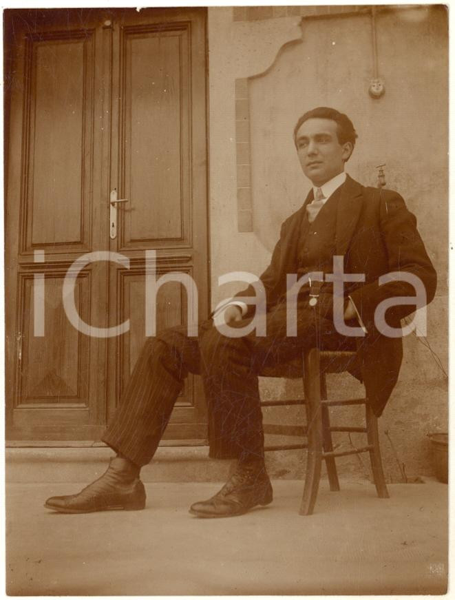 Fotografia d epoca originale Pasqua 1911 VIGGIU  VA Ritratto di giovane uomo in cortile  Foto 8x11 cm 1