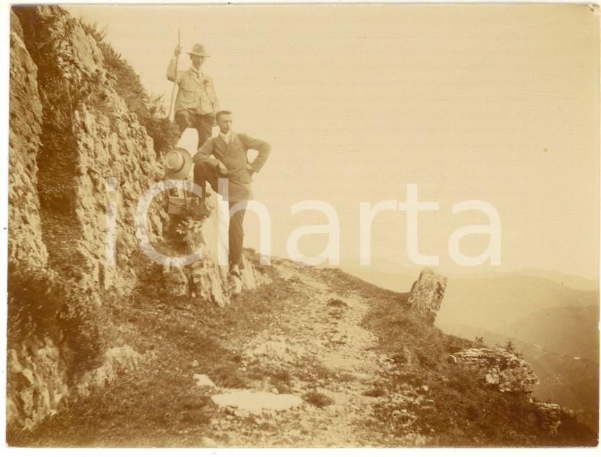 Fotografia d epoca originale 1920 ca MONTE GENEROSO Ritratto di due escursionisti su un sentiero  Foto 11x8 1