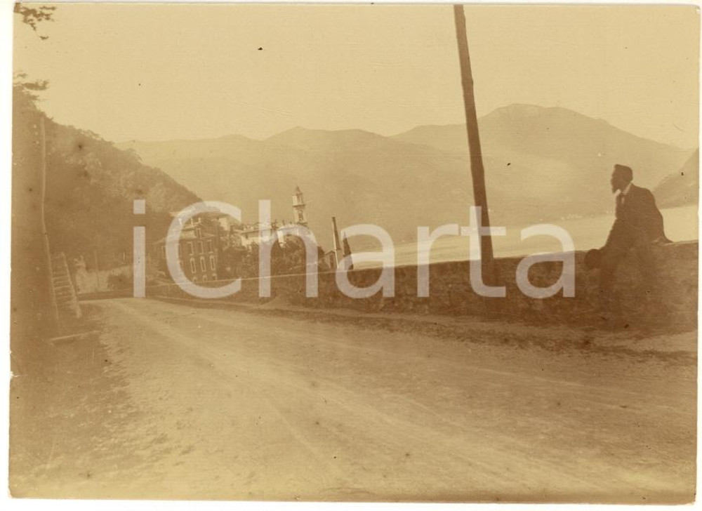 1920 ca LAGLIO (CO) Veduta del paese da un sentiero - Foto ANIMATA 11x8 cm  Fotografia d'epoca.CONDIZIONI: FAIR (millimetrico taglio al lato sinistro)FORMATO: 11x8 cm      originale e autentica 1