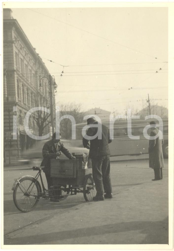 Fotografia d epoca originale 1950 ca MILANO Un venditore ambulante al lavoro  Foto VINTAGE 9x13 cm 1