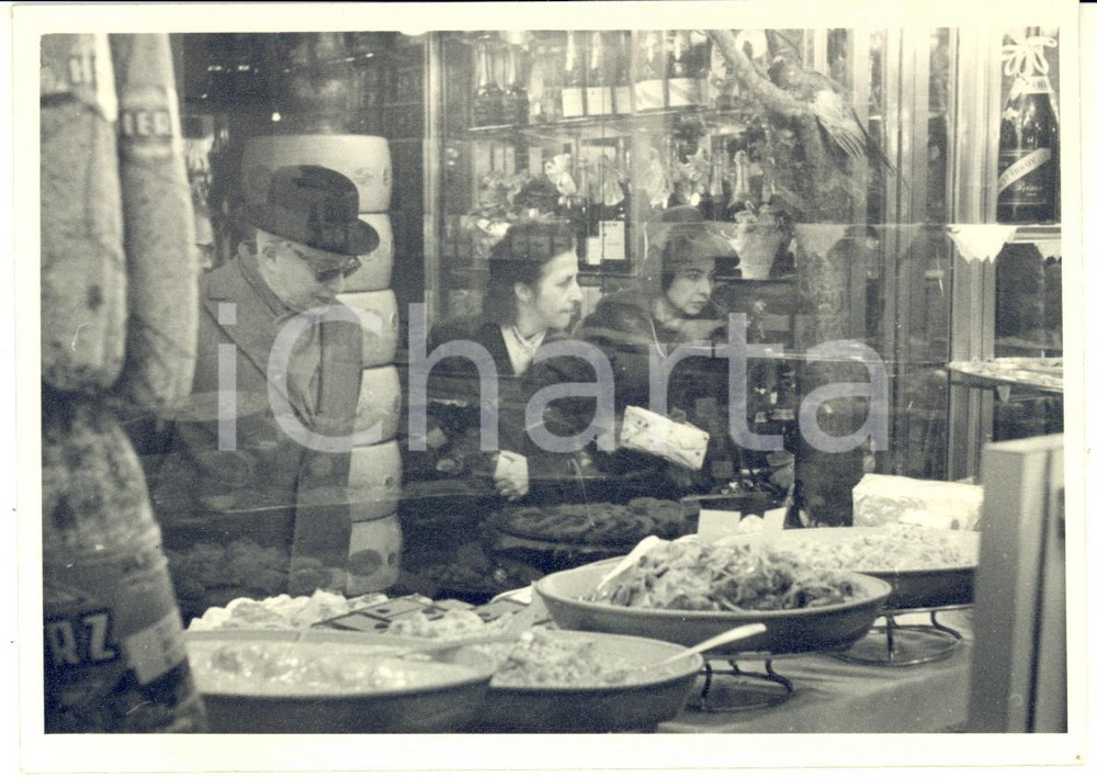 Fotografia d epoca originale 1960 MILANO Via Spadari  Gastronomia PECK  Clienti alla vetrina  Foto 15x10 1