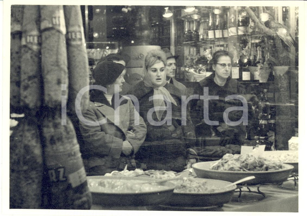 Fotografia d epoca originale 1960 MILANO Via Spadari  Gastronomia PECK  Clienti dietro la vetrina 2 Foto 1