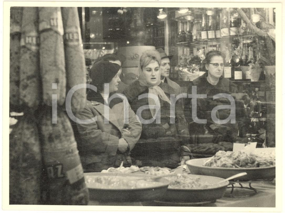 Fotografia d epoca originale 1960 MILANO Via Spadari  Gastronomia PECK  Clienti dietro la vetrina 3 Foto 1