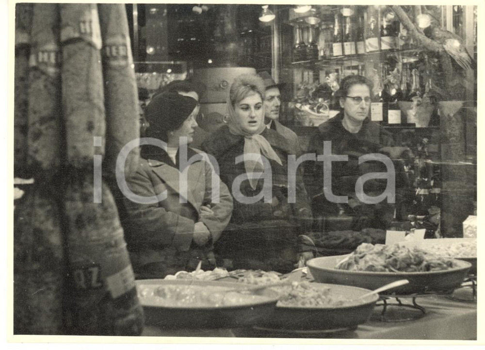 Fotografia d epoca originale 1960 MILANO Via Spadari  Gastronomia PECK  Clienti dietro la vetrina 4 Foto 1