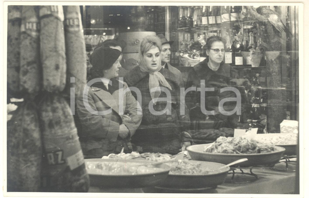 1960 MILANO Via Spadari - Gastronomia PECK - Clienti dietro la vetrina (5) Foto