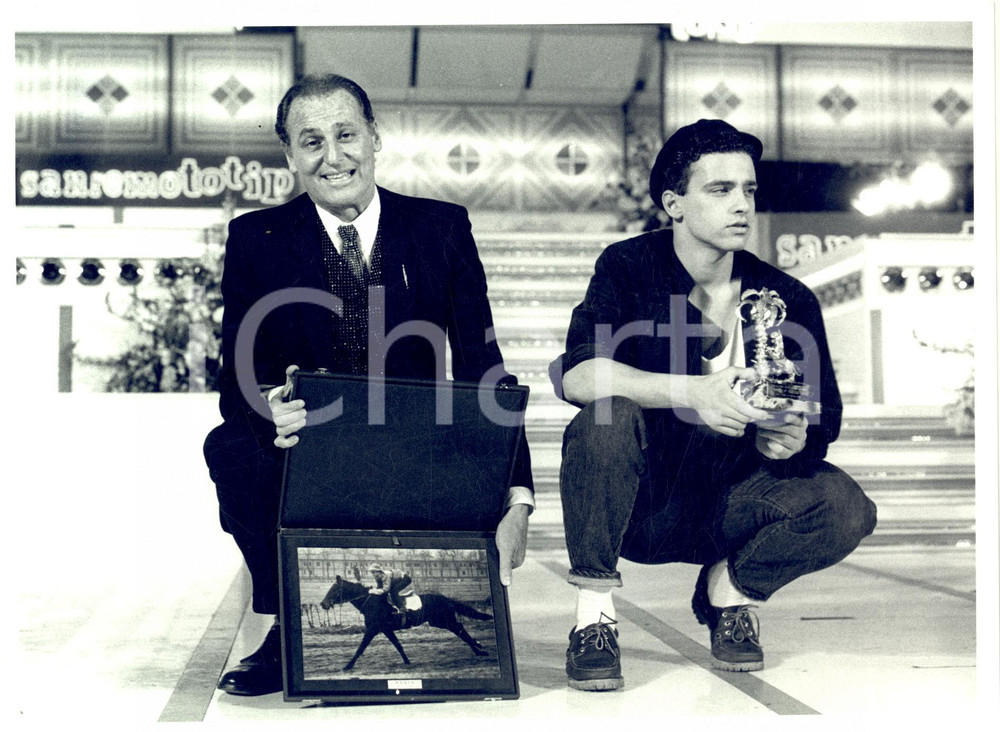 Fotografia d epoca originale 1986 FESTIVAL DI SANREMO Renzo ARBORE con il vincitore Eros RAMAZZOTTI sul palco 1