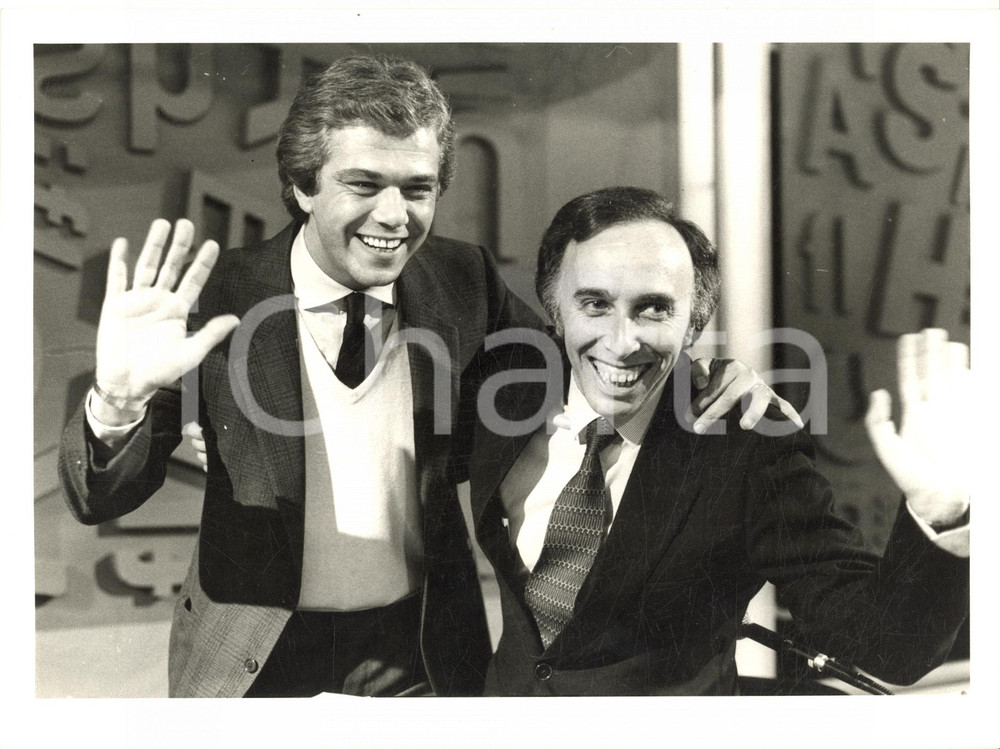 1985 ca CANALE 5 SUPERFLASH Cesare CADEO e Giorgio LAZZARINI (2) - Foto 24x18  Fotografia d'agenzia.CONDIZIONI: G (minimi difetti di stampa)FORMATO: 24x18 cm      originale e autentica 1