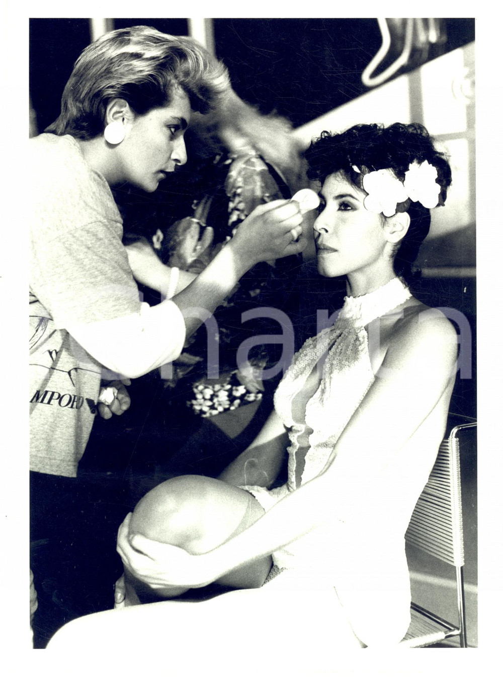 Fotografia d epoca originale 1985 ca IL CAPPELLO SULLE VENTITRÃ‰ Milly D ABBRACCIO al trucco  Foto 18x24 cm 1