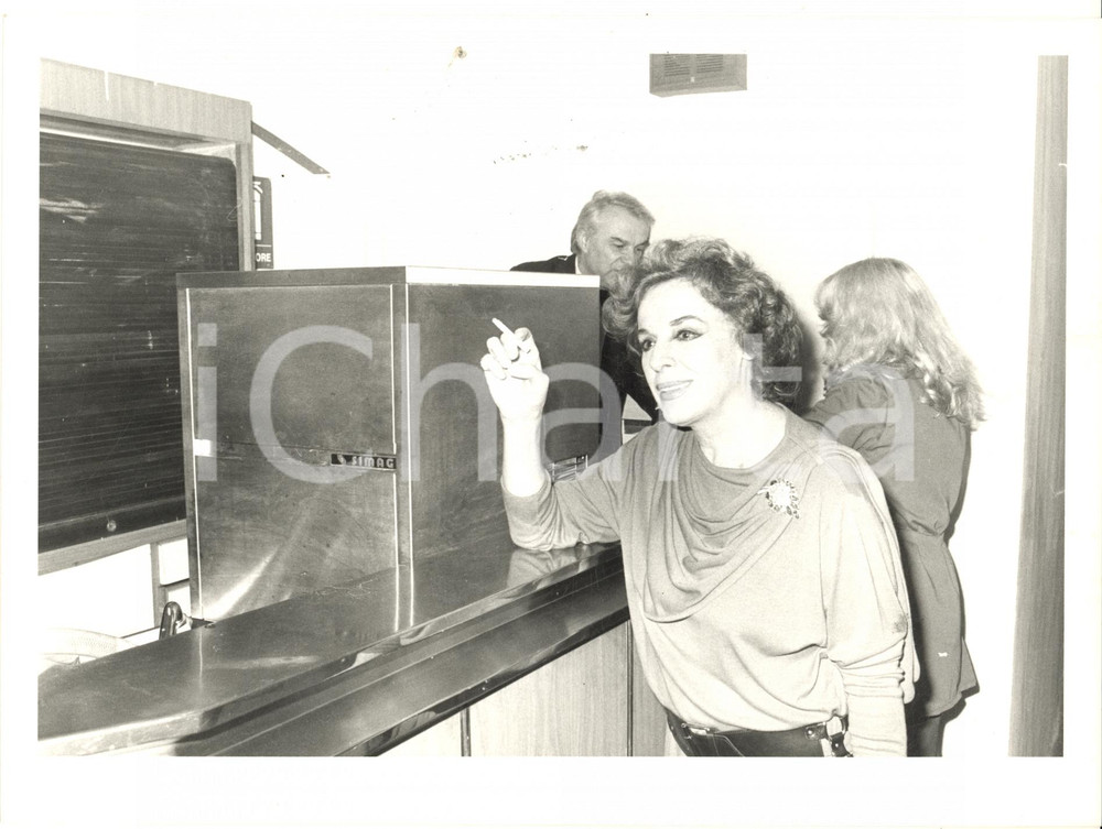 1990 ca TEATRO Anna PROCLEMER al bar con Giorgio ALBERTAZZI al bancone - Foto
