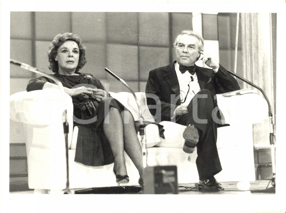 Fotografia d epoca originale 1990 ca COSTUME Anna PROCLEMER e Giorgio ALBERTAZZI intervistati in tv  Foto 1