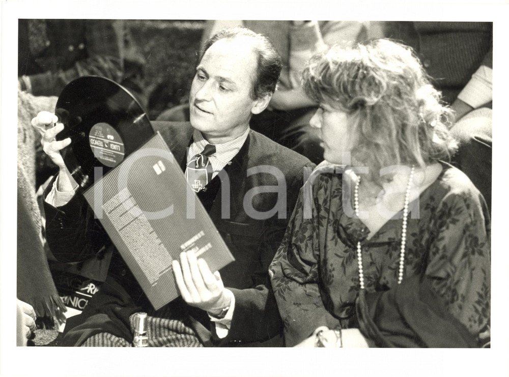 1985 ca COSTUME Renzo ARBORE e Caterina CASELLI con un disco di Luigi Tenco (1)