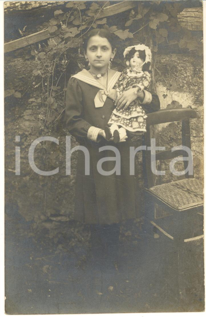 1925 ca LOMBARDIA Ritratto di bambina in giardino con la bambola - Foto (2)