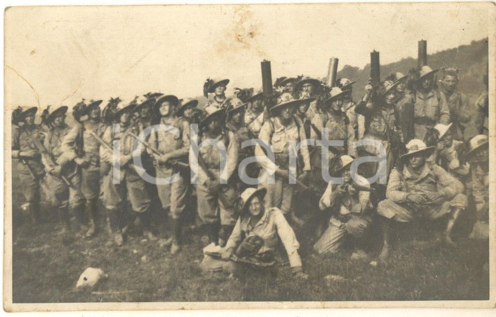 1915 ca WW1 ITALIA Battaglione di bersaglieri con moschetti e tubi - Foto