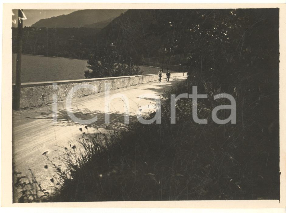 1925 LAGHETTO DI PIONA - Escursionisti in bicicletta sulla riva (2) Foto 12x8 cm Fotografia d'epoca con didascalia manoscritta coeva al verso. CONDIZIONI: G FORMATO: 12x8 cm     originale e autentica 1