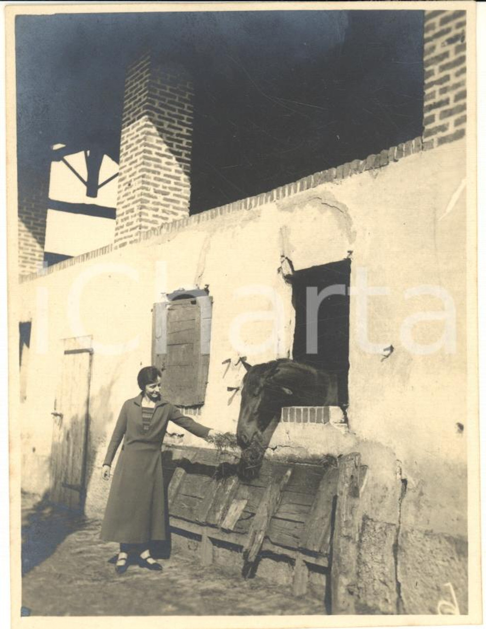 1926 CORSICO (MI) Donna con un cavallo in una cascina (1) - Foto 8x11 cm Fotografia d'epoca, con didascalia manoscritta al verso. CONDIZIONI: G (ma difetti di stampa)FORMATO: 8x11 cm     originale e autentica 1