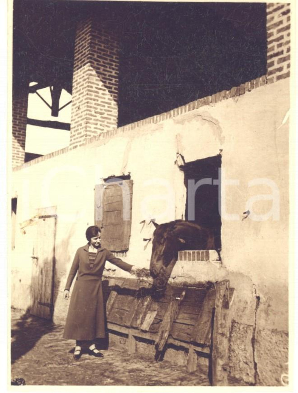 1926 CORSICO (MI) Donna con un cavallo in una cascina (2) - Foto 8x11 cm