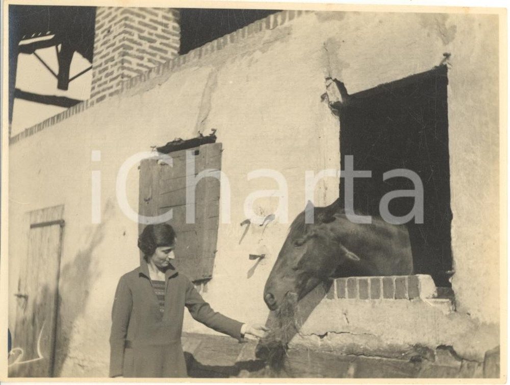 1926 CORSICO (MI) Donna con un cavallo in una cascina (3) - Foto 11x8 cm Fotografia d'epoca, con didascalia manoscritta al verso. CONDIZIONI: G (ma difetti di stampa)FORMATO: 11x8 cm     originale e autentica 1