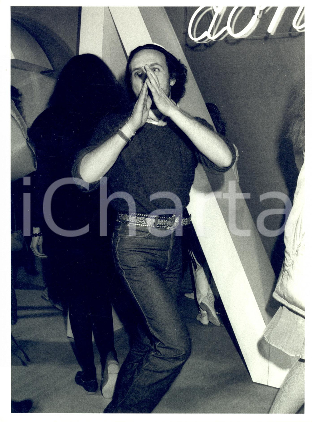 1985 ca ITALIA MODA - Stilista Gianmarco VENTURI a una sfilata - Foto (2) 18x24  Fotografia d'agenzia.CONDIZIONI: GFORMATO: 18x24 cm      originale e autentica 1