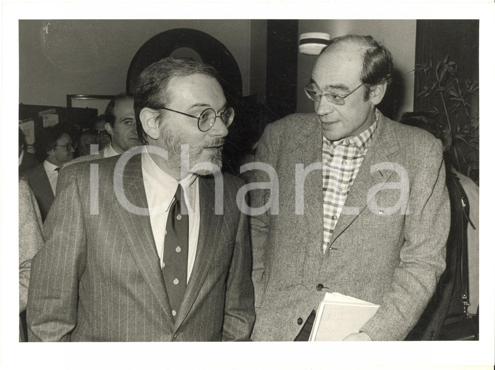 1985 ca MILANO Giornalisti Piero OSTELLINO e Giorgio SANTERINI - Foto 24x18 cm  Fotografia d'agenzia.CONDIZIONI: G FORMATO: 24x18 cm      originale e autentica 1