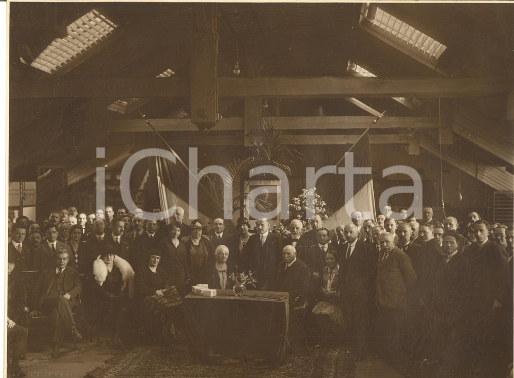 1930 ca MILANO Associazione di beneficenza - Ritratto di gruppo - Foto CRIMELLA Pregevole fotografia d'epoca, con timbro a rilievo del fotografo all'angolo inferiore sinistro. FORMATO:  29x23 cm CONDIZIONI: G (ma lieve sbrecciatura al margine inferiore)     originale e autentica 1