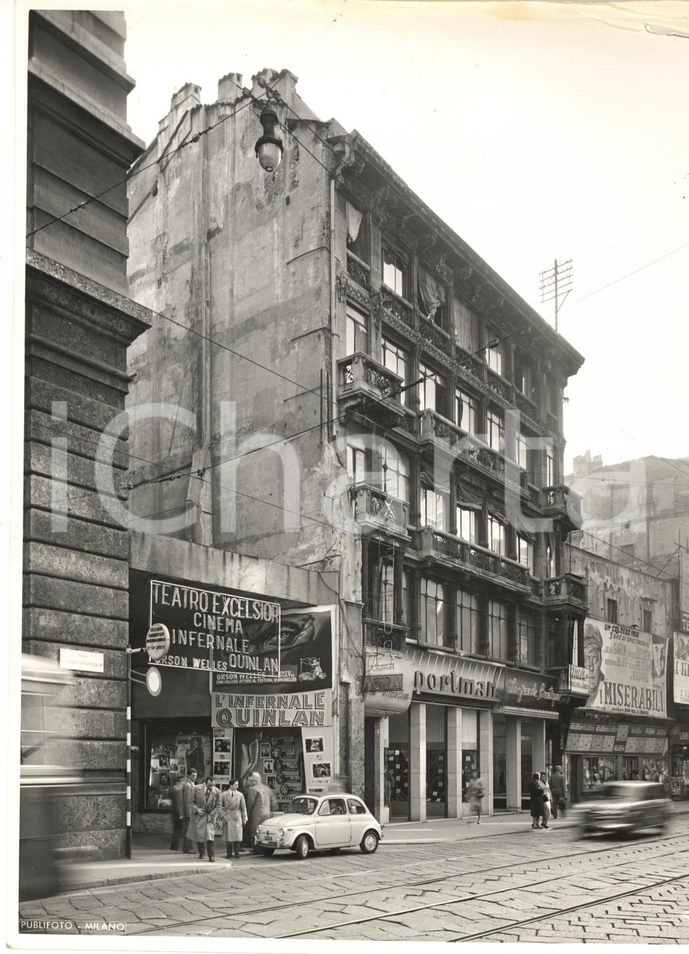 1958 MILANO Corso Vittorio Emanuele II - Esterno del Cinema Teatro Excelsior Fotografia d'epoca.Il cinema proiettava, in quel momento, in prima visione, "L'infernale Quinlan" di Orson Welles. CONDIZIONI: POOR (piegatura al lato superiore e inferiore, con ingiallimento e strappo al margine superiore)FORMATO: 18x24 cm      originale e autentica 1