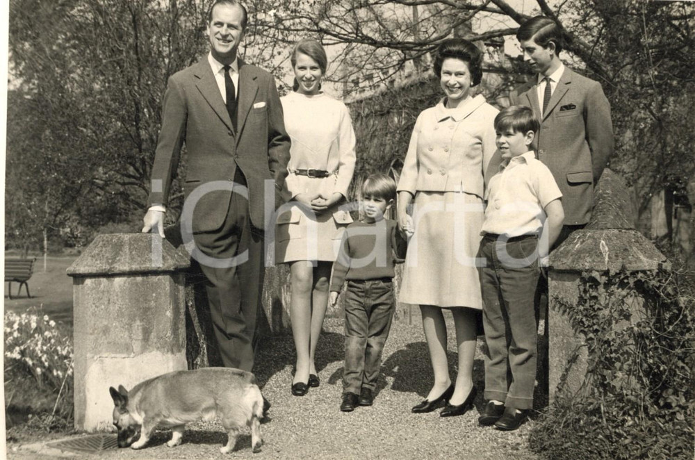 1968 WINDSOR Frogmore - Queen Elizabeth with her family for 42nd birthday PHOTO