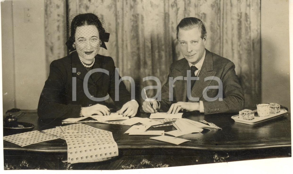 1947 WASHINGTON Duke and Duchess of Windsor writing to friends- Photo 15x10 cm