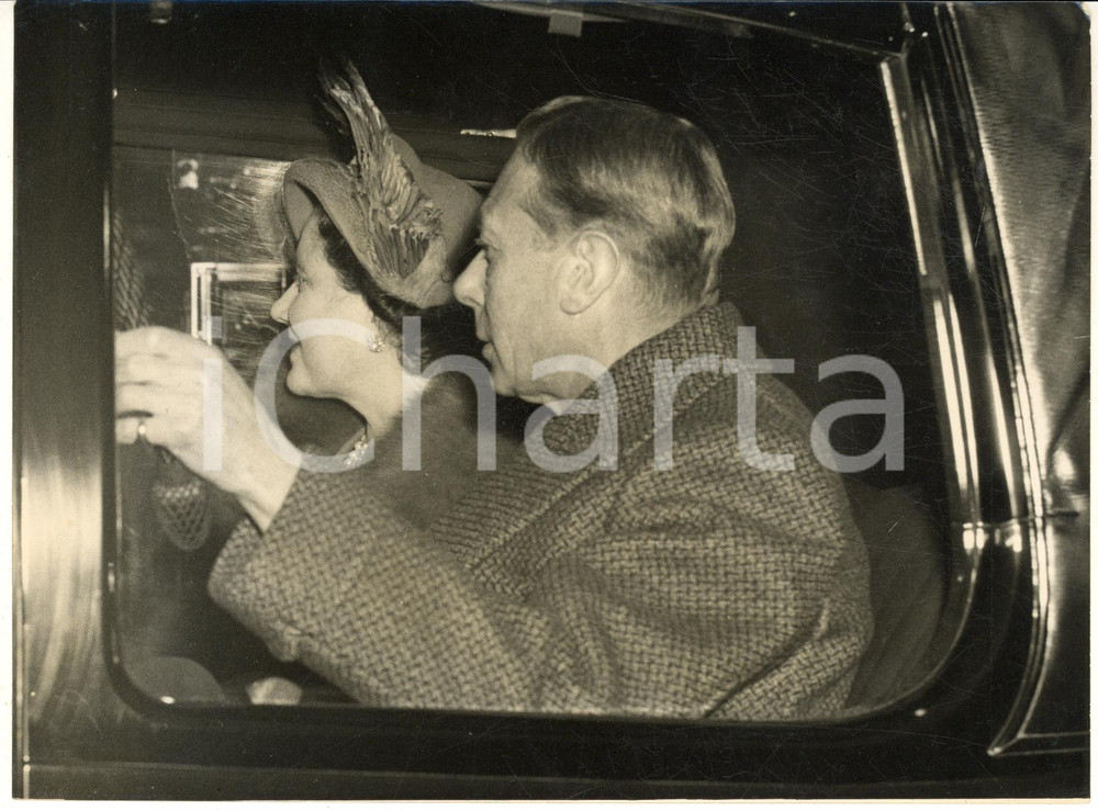 1951 LONDON George VI leaving Buckingham Palace after his operation - Photo