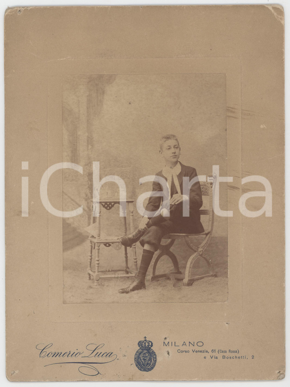 1910 ca MILANO Ragazzo in divisa da collegiale - Foto Luca COMERIO 17x24 cm Fotografia d'epoca, su cartoncino rigido. FAIR/discreto piegature angolari; fori Formato: 12x19 cm originale e autentica 1