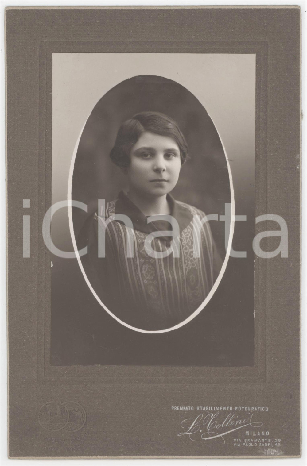 Fotografia d epoca originale 1910 ca MILANO Giovane donna con abito ricamato  Foto L. TOLLINI 12x19 cm 1