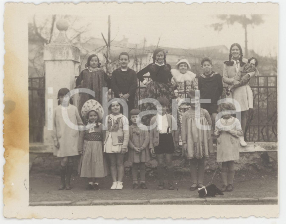 1931 CARNEVALE ITALIA Bambini in costume - Fotografia 11x8 cm  Fotografia originale d'epoca, in formato cartolina postale.Didascalia manoscritta al verso. POOR/danneggiato macchia al lato sinistro Formato: 11x8 cm originale e autentica 1