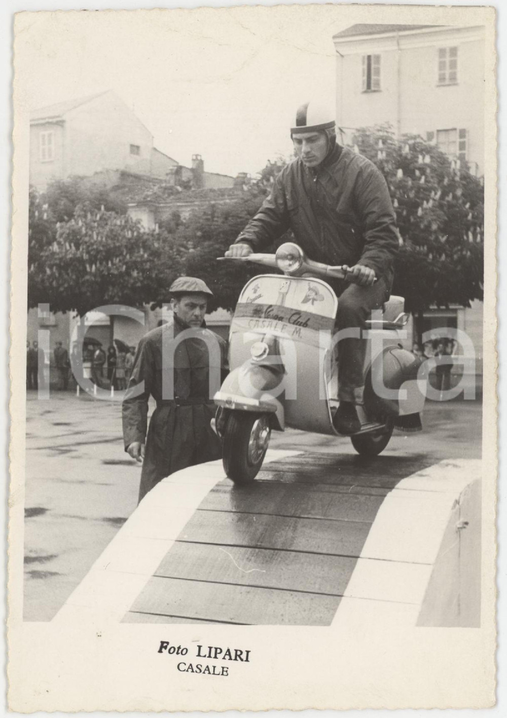 1960 ca CASALE MONFERRATO (AL) VESPA CLUB - Prova su dosso - Foto LIPARI 10x14  Fotografia originale d'epoca. POOR/danneggiato piegature al lato superiore Formato: 10x14 cm originale e autentica 1