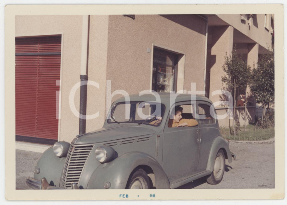 1966 ITALIA Ragazza a bordo di una Fiat 1100 E Musone - Foto ANONIMA 12x9 cm Fotografia d'epoca.  GOOD/buono  Formato: 12x9 cm originale e autentica 1