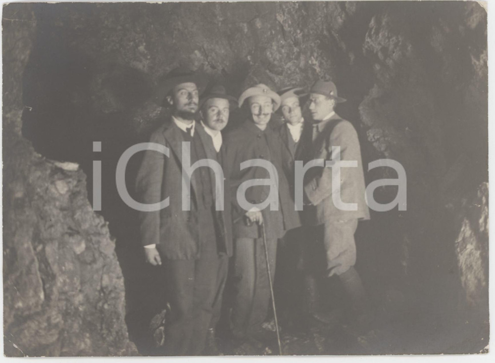 1920 ca COSTUME ITALIA Escursionisti in una grotta - Foto CURIOSA 14x10 cm  Fotografia originale d'epoca. FAIR/discreto lievi piegature angolari Formato: 14x10 cm originale e autentica 1