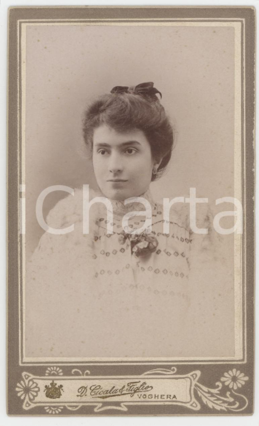 1890 ca VOGHERA (PV) Donna con rose sul petto - Ritratto *Foto D. CICALA CDV Fotografia d'epoca, montata su cartoncino rigido. GOOD/buono  Formato: 6x10 cm originale e autentica 1