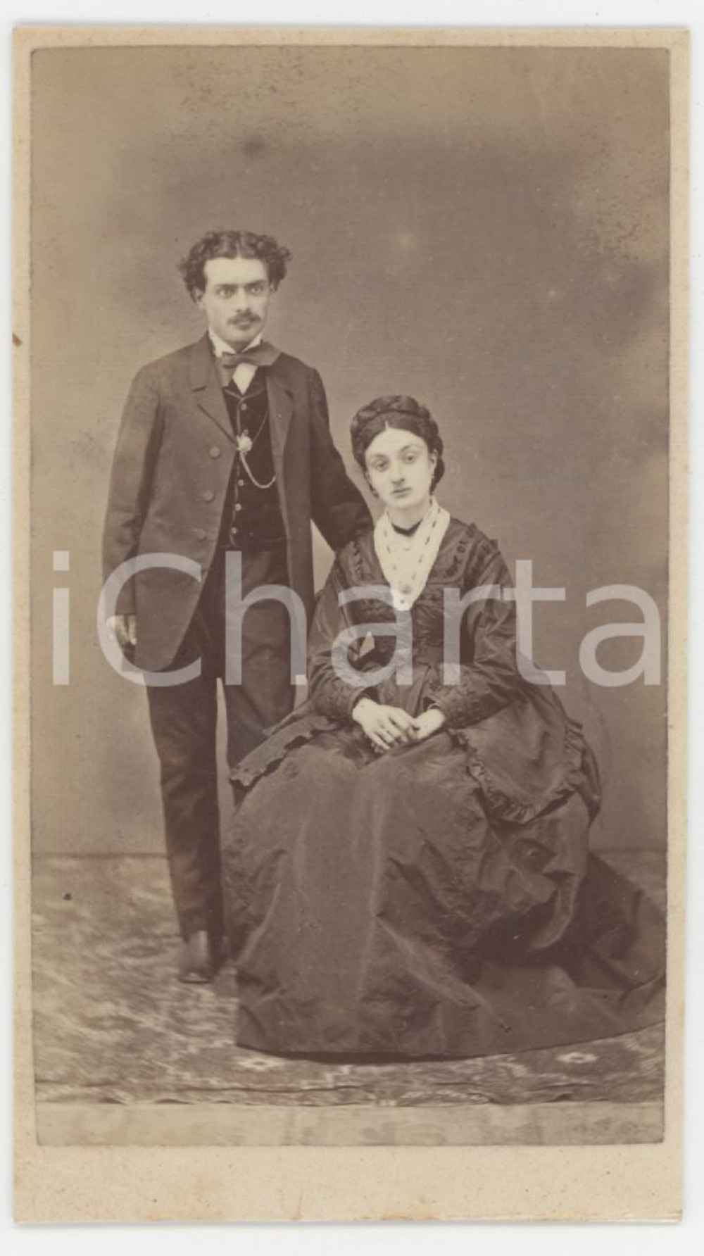 1870 ca VOGHERA (PV) Ritratto di due giovani coniugi *Foto PUPPO & CICALA CDV Fotografia d'epoca, montata su cartoncino morbido.FOTOGRAFO: Puppo &amp; Cicala - Voghera, via Bellocchio GOOD/buono  Formato: 6x10 cm originale e autentica 1
