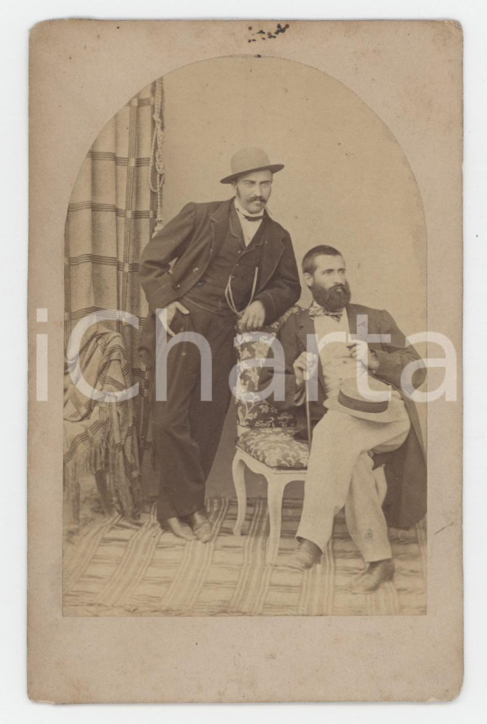 Fotografia d epoca originale 1870 ca LOMBARDIA Ritratto di due uomini in abito da passeggio Foto 8x12 cm 1